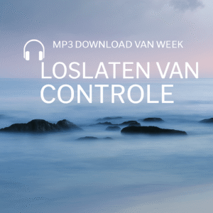 Zachte bergtoppen die door de mist breken bij zonsopkomst — symbool voor helderheid, loslaten en vertrouwen.