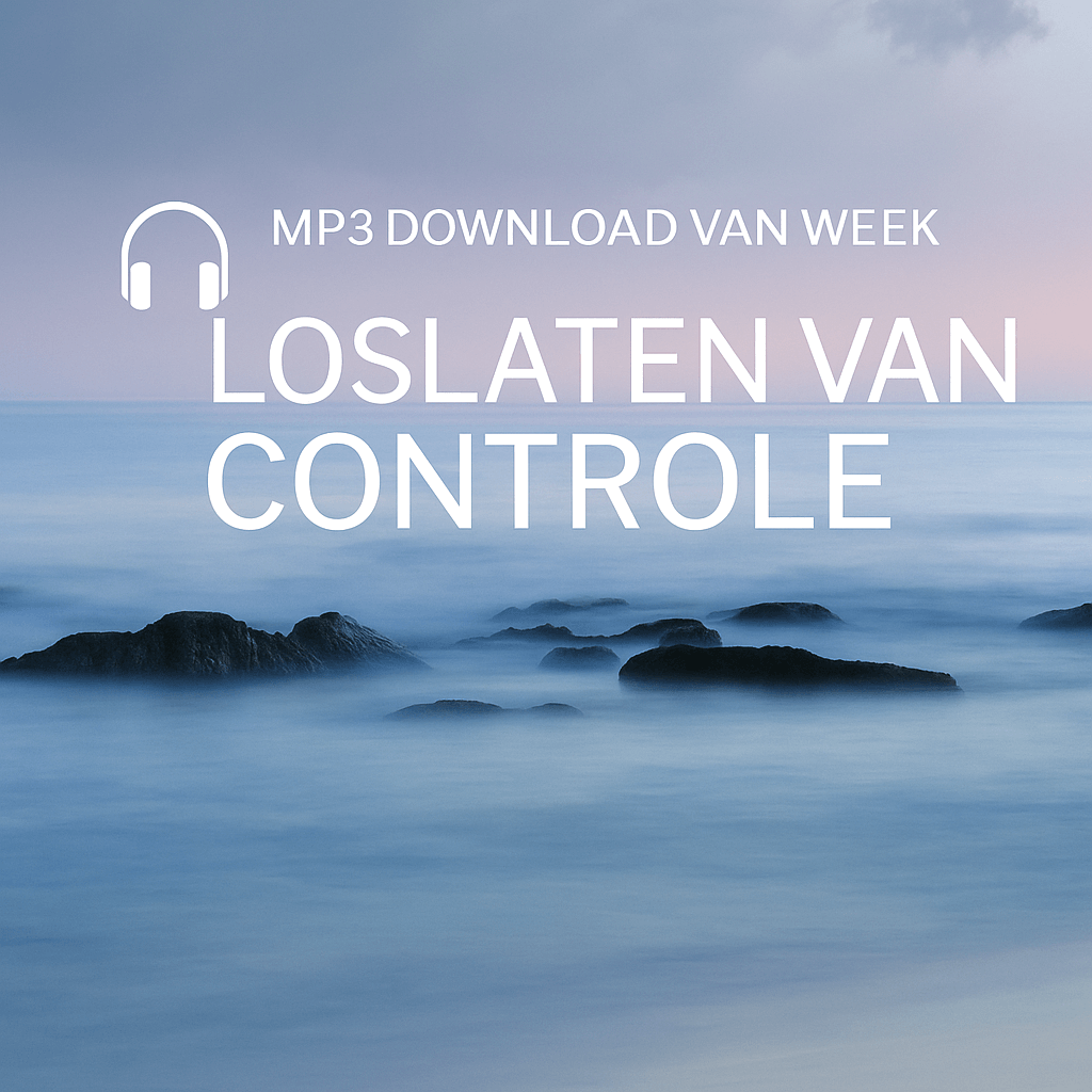 Zachte bergtoppen die door de mist breken bij zonsopkomst — symbool voor helderheid, loslaten en vertrouwen.