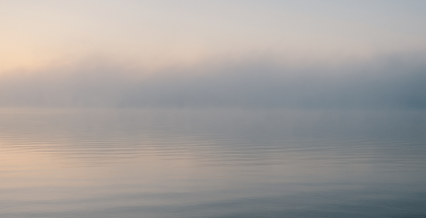 “Kalm meer in ochtendmist – No time to recover, herstel en rust”